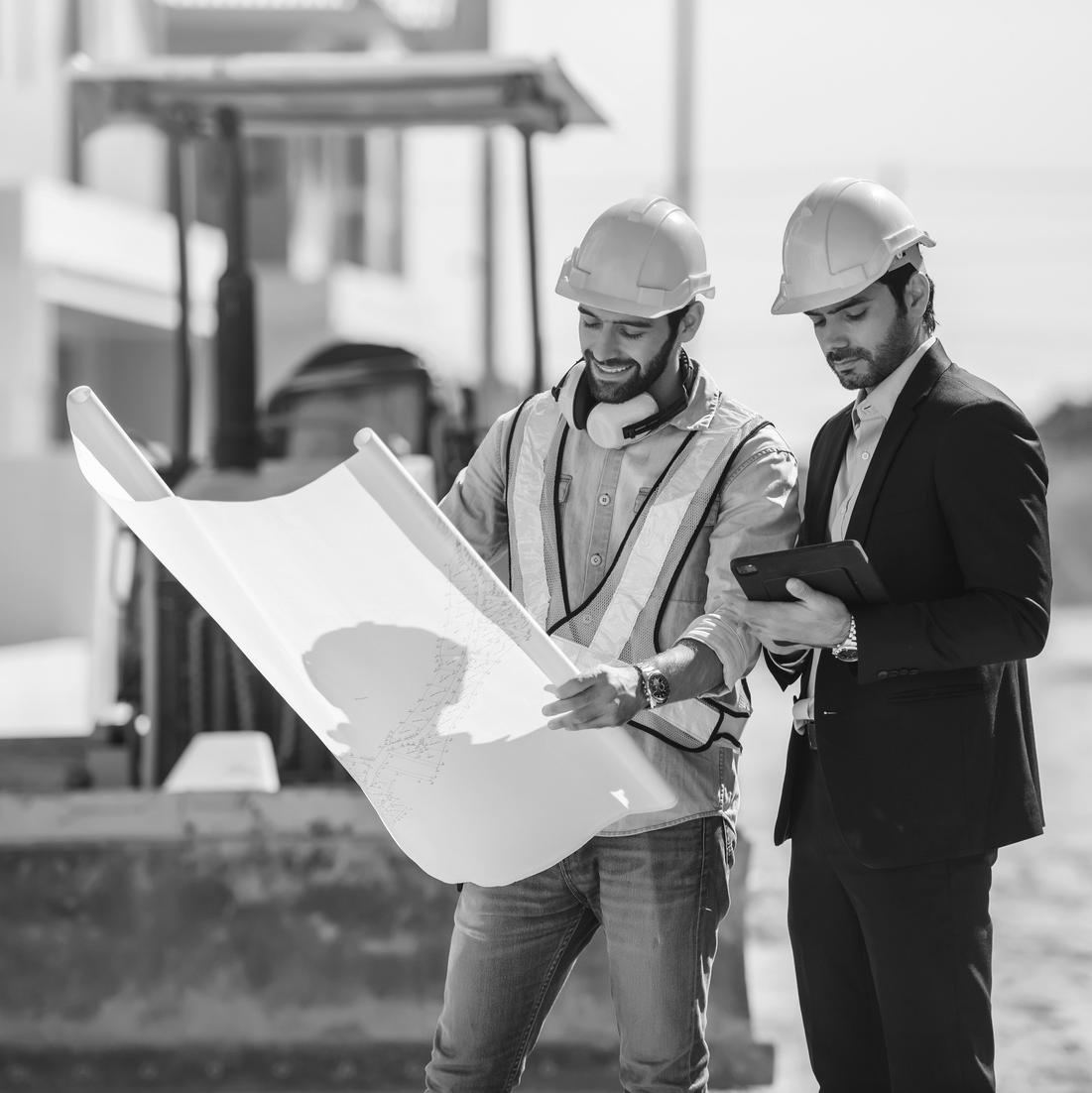 Ingenieros revisando planos de obra